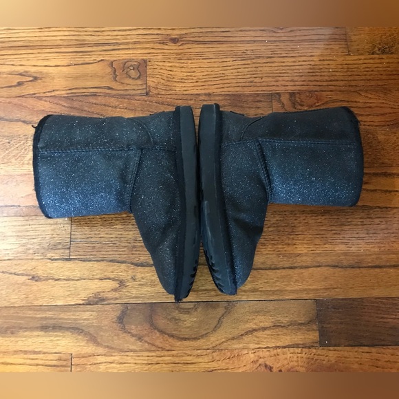Girls Sparkling Black Ugg Boots Classic II
Size 2
Smoke Free Home
Bundle… - Picture 12 of 16
